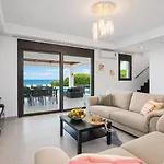 Metis Villa Lakhania